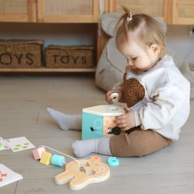 CLASSIC-WORLD-Pastel-Baby-Box-First-Learning-Toys-from-12-to-18-months-1