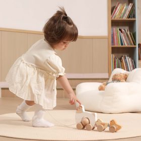 VIGA-PolarB-Wooden-Pulling-Hen-with-Chicks-2