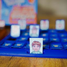 WOOPIE-Family-Game-Guess-Who-It-Is-2